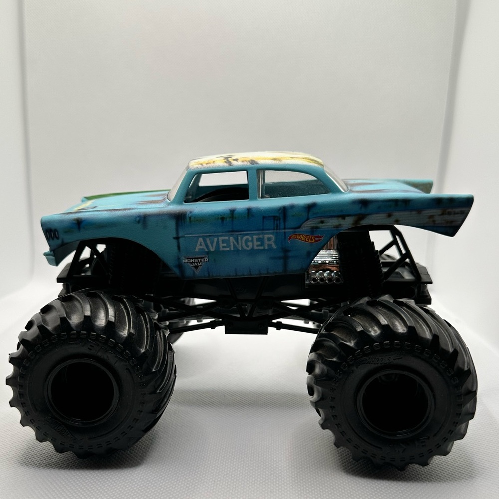 Hot Wheels 2018 Monster Jam 1:24 Avenger Junkyard Blue World Finals 17